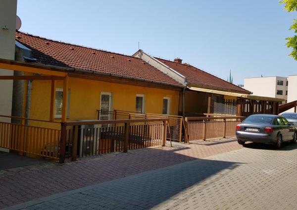 Predám komerčnú budovu komplet prenajatú v centre Nitry.