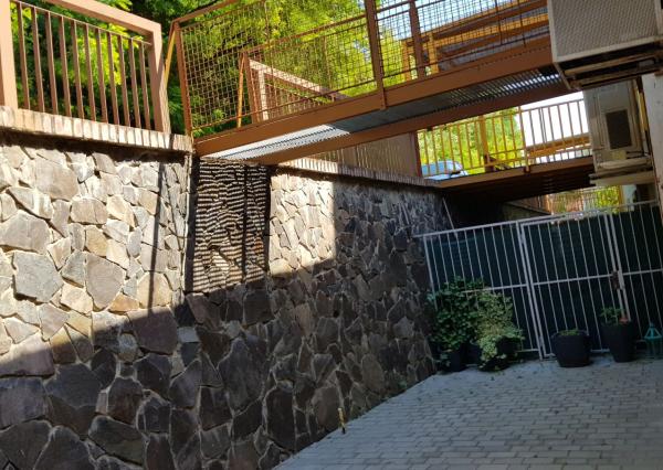 Predám komerčnú budovu komplet prenajatú v centre Nitry.