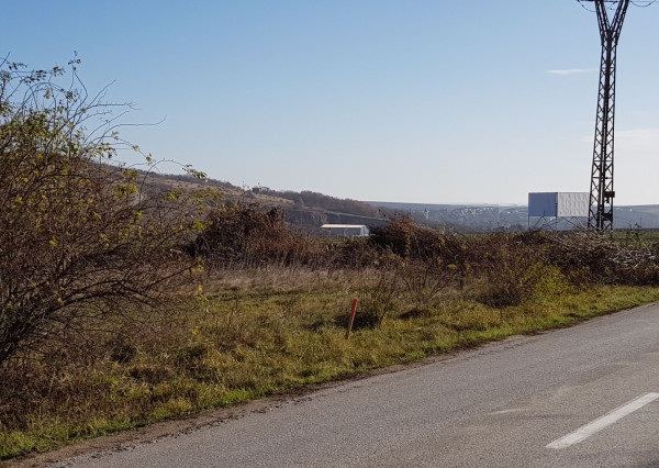Predám pozemok na Zlatomoraveckej ceste pri Nitre, 6492m2.