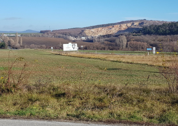 Predám pozemok na Zlatomoraveckej ceste pri Nitre, 6492m2.