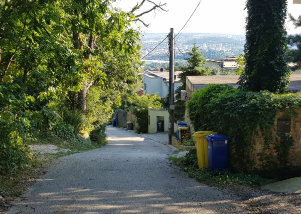 Predám dva stavebné pozemky pod lesom Nitra - Zobor, 1635m2.