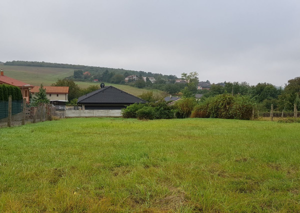 Predám stavebný pozemok 713m2 v Lehote pri Nitre.