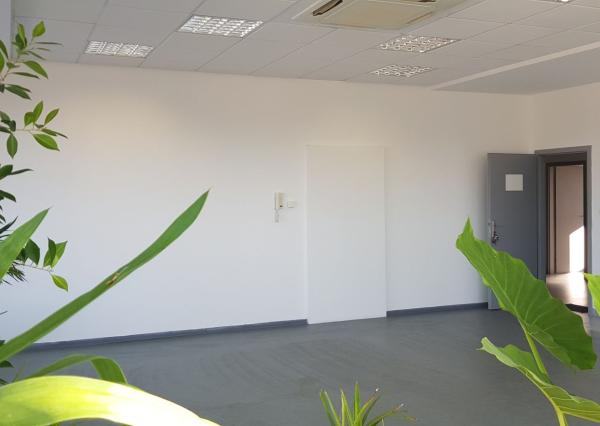 Prenajmem 60m2 kancelárske priestory pri R1 v Nitre.