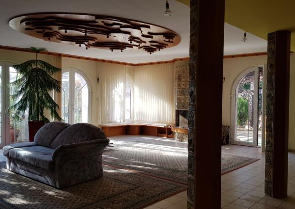 Predám RD pre veľkú rodinu alebo firmu v Nitre - Čermáň.