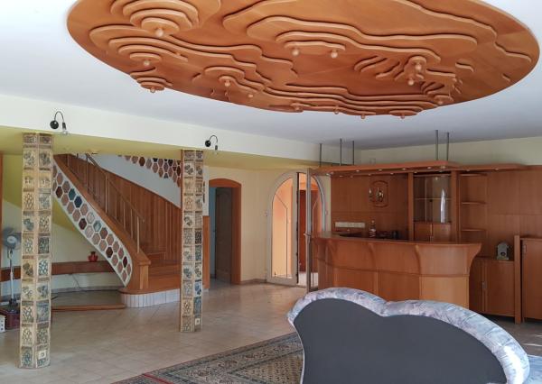 Predám RD pre veľkú rodinu alebo firmu v Nitre - Čermáň.