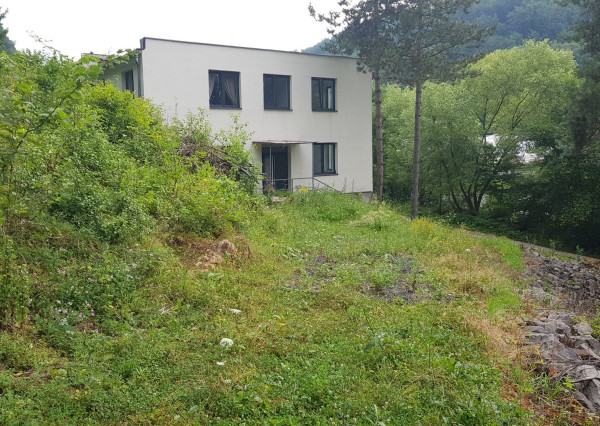 Predám budovu so 7 apartmánmi vo výstavbe vo Vyhniach.