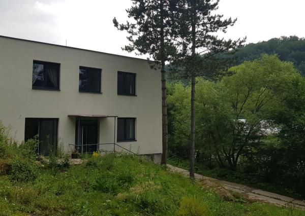 Predám budovu so 7 apartmánmi vo výstavbe vo Vyhniach.