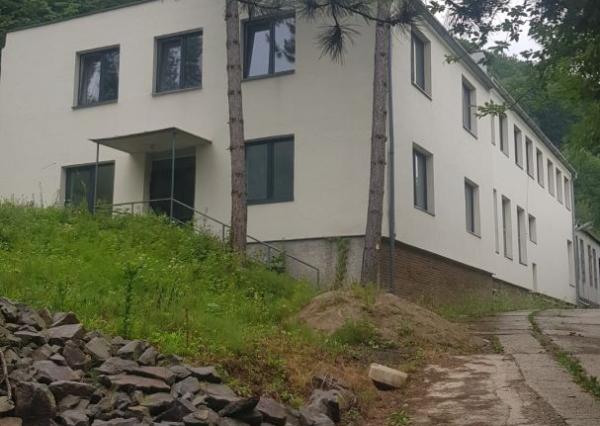 Predám budovu so 7 apartmánmi vo výstavbe vo Vyhniach.