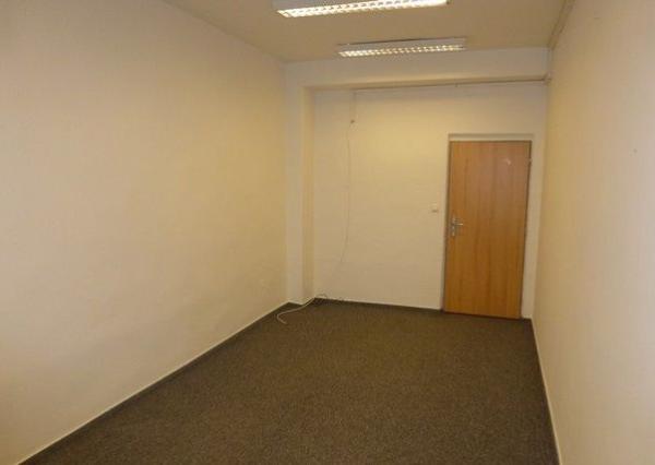 Kancelária s parkovacím miestom zdarma na prenájom - 15,6 m2, Račianska ul.
