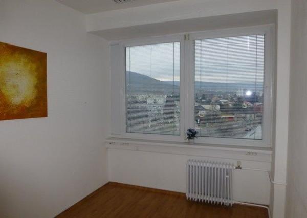 Kancelária s parkovacím miestom zdarma na prenájom - 15,6 m2, Račianska ul.