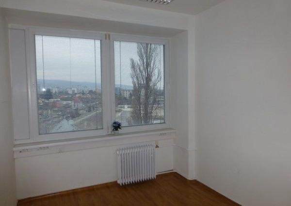 Kancelária s parkovacím miestom zdarma na prenájom - 15,6 m2, Račianska ul.