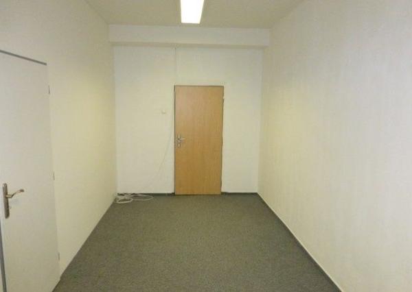 Kancelária s parkovacím miestom zdarma na prenájom - 15,6 m2, Račianska ul.