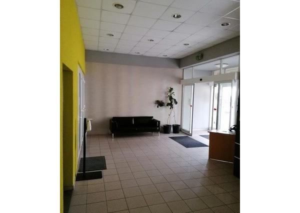 Kancelária s parkovacím miestom zdarma na prenájom - 15,6 m2, Račianska ul.