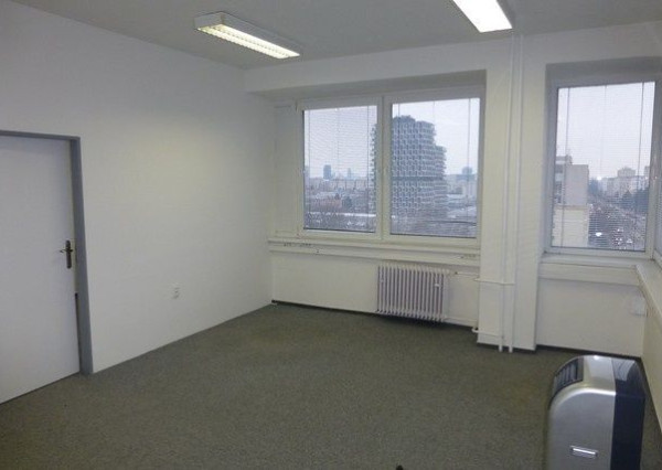 Kancelária s parkovacím miestom zdarma na prenájom - 52,10 m2, Račianska ul.
