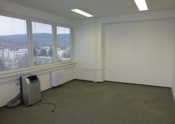 Kancelária s parkovacím miestom zdarma na prenájom - 52,10 m2, Račianska ul.