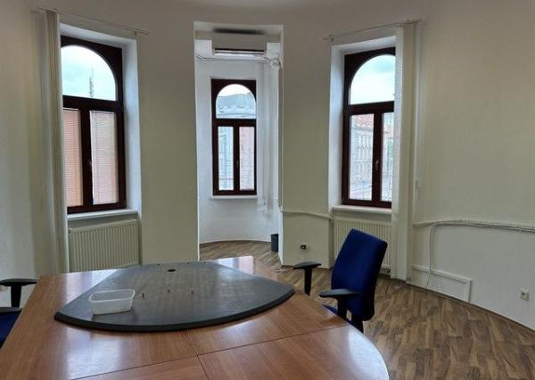 Kancelársky priestor o výmere 107 m2 s vlastným zázemím v centre mesta na Šafárikovom námestí.