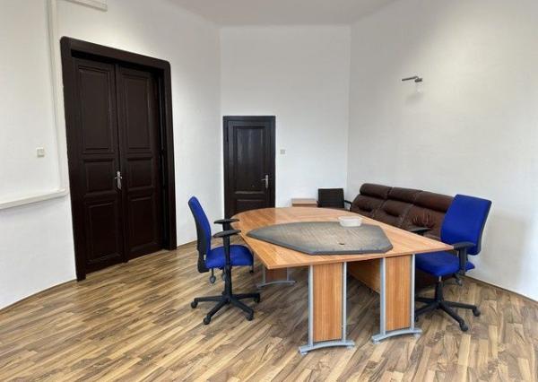 Kancelársky priestor o výmere 107 m2 s vlastným zázemím v centre mesta na Šafárikovom námestí.