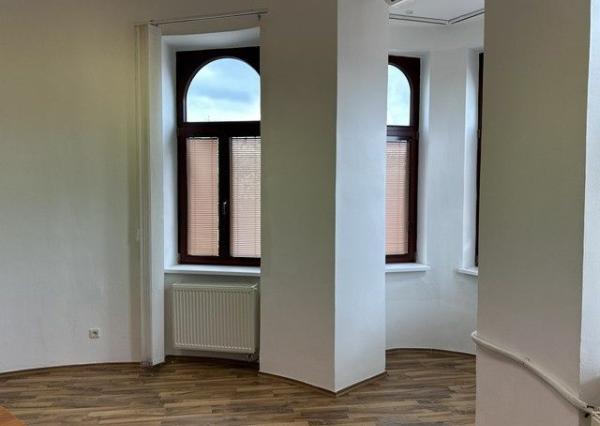 Kancelársky priestor o výmere 107 m2 s vlastným zázemím v centre mesta na Šafárikovom námestí.