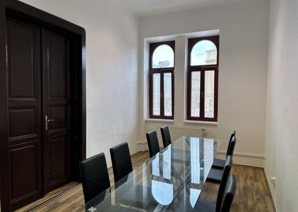 Kancelársky priestor o výmere 107 m2 s vlastným zázemím v centre mesta na Šafárikovom námestí.