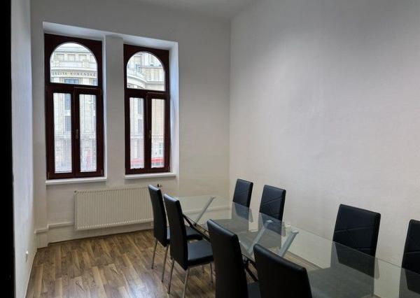 Kancelársky priestor o výmere 107 m2 s vlastným zázemím v centre mesta na Šafárikovom námestí.