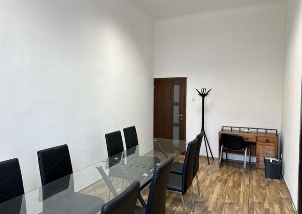 Kancelársky priestor o výmere 107 m2 s vlastným zázemím v centre mesta na Šafárikovom námestí.