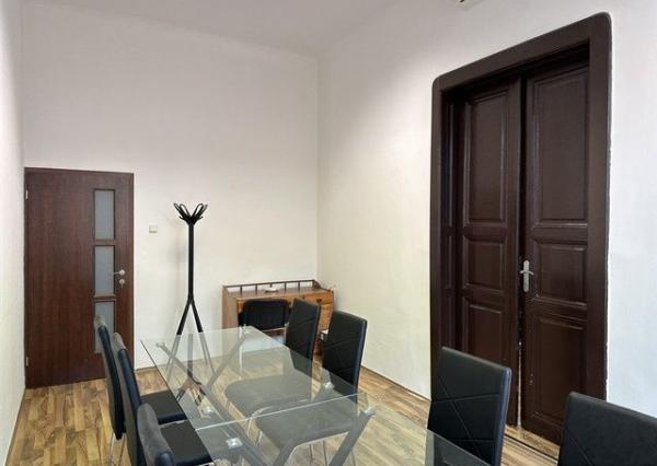 Kancelársky priestor o výmere 107 m2 s vlastným zázemím v centre mesta na Šafárikovom námestí.