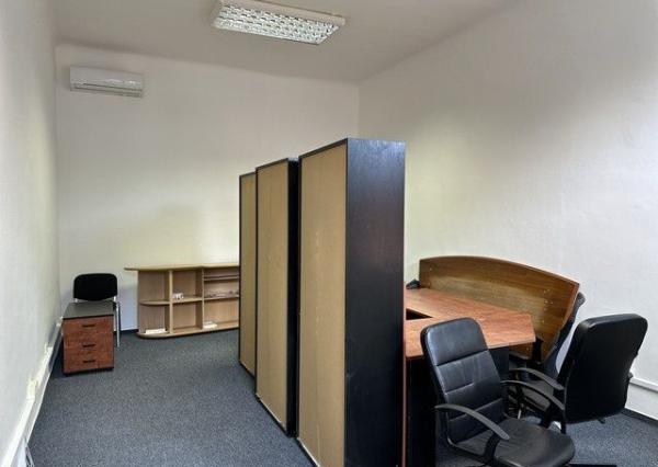 Kancelársky priestor o výmere 107 m2 s vlastným zázemím v centre mesta na Šafárikovom námestí.