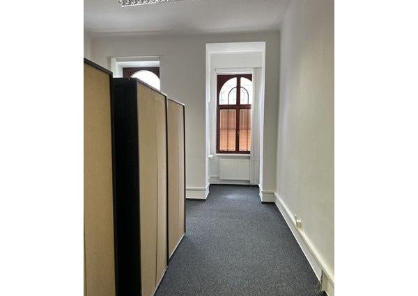 Kancelársky priestor o výmere 107 m2 s vlastným zázemím v centre mesta na Šafárikovom námestí.