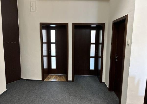 Kancelársky priestor o výmere 107 m2 s vlastným zázemím v centre mesta na Šafárikovom námestí.