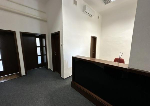 Kancelársky priestor o výmere 107 m2 s vlastným zázemím v centre mesta na Šafárikovom námestí.