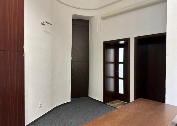 Kancelársky priestor o výmere 107 m2 s vlastným zázemím v centre mesta na Šafárikovom námestí.