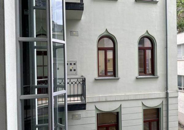 Kancelársky priestor o výmere 107 m2 s vlastným zázemím v centre mesta na Šafárikovom námestí.