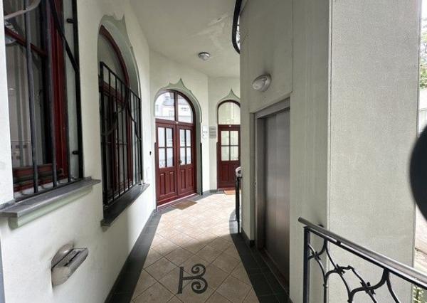 Kancelársky priestor o výmere 107 m2 s vlastným zázemím v centre mesta na Šafárikovom námestí.