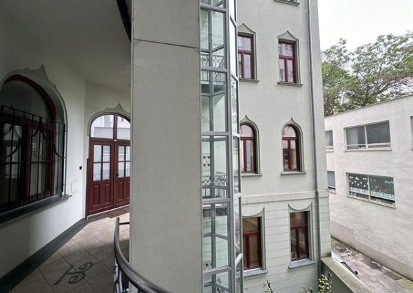 Kancelársky priestor o výmere 107 m2 s vlastným zázemím v centre mesta na Šafárikovom námestí.