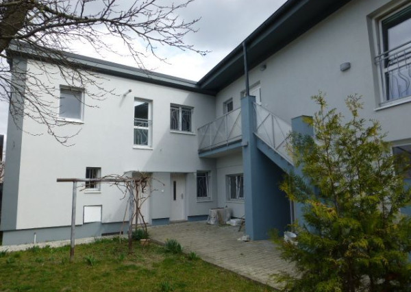 Na prenájom zrekonštruovaný kancelársky priestor o výmere 85 m2 s vlastným vstupom.