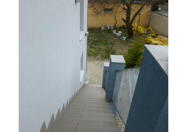 Na prenájom zrekonštruovaný kancelársky priestor o výmere 85 m2 s vlastným vstupom.