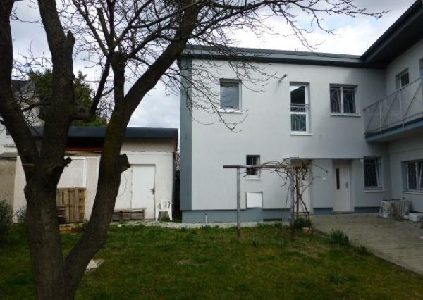 Na prenájom zrekonštruovaný kancelársky priestor o výmere 85 m2 s vlastným vstupom.