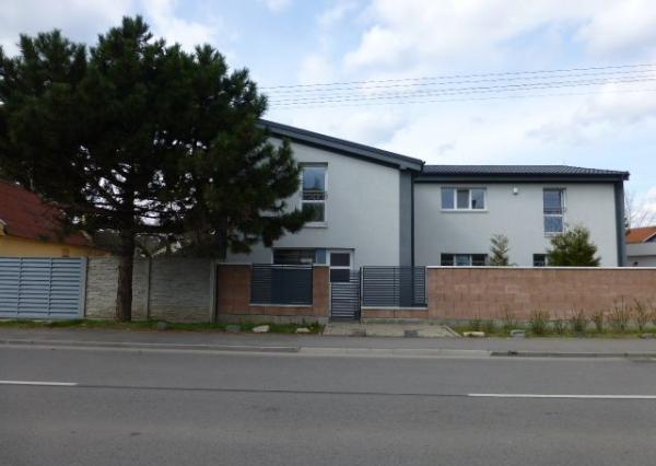 Na prenájom zrekonštruovaný kancelársky priestor o výmere 85 m2 s vlastným vstupom.