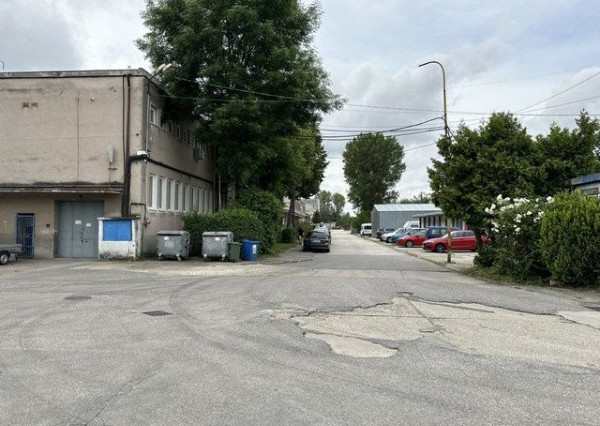Spevnená plocha v stráženom areáli na prenájom - rôzne výmery, Kopčianska ul.