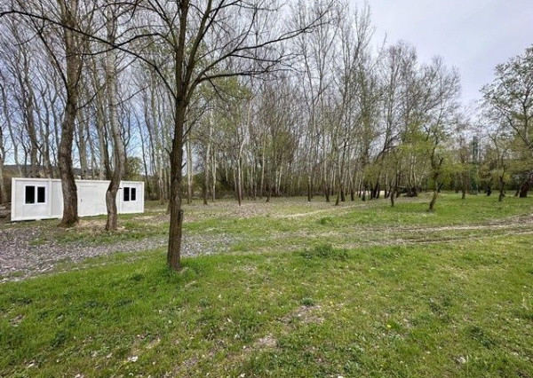 Na prenájom pekný pozemok vhodný pre voľno časové aktivity.