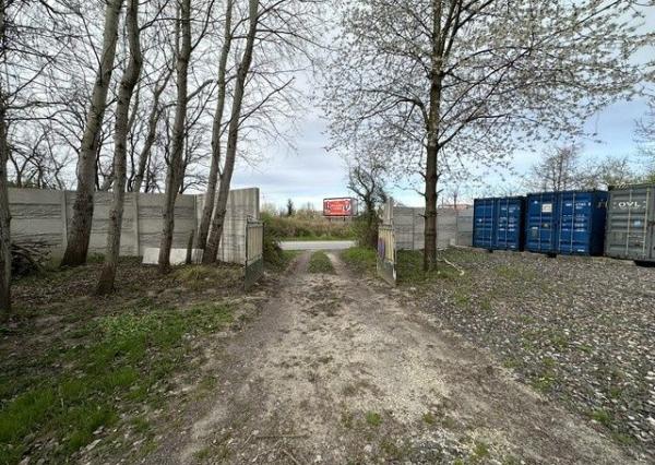 Na prenájom pekný pozemok vhodný pre voľno časové aktivity.