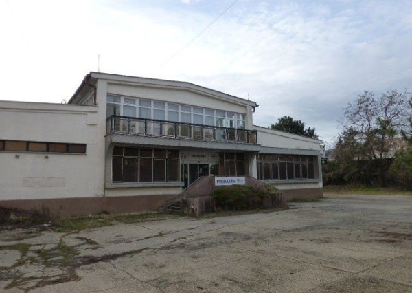 Obchodno-skladový priestor 715 m2 so vstavanou administratívnou časťou.