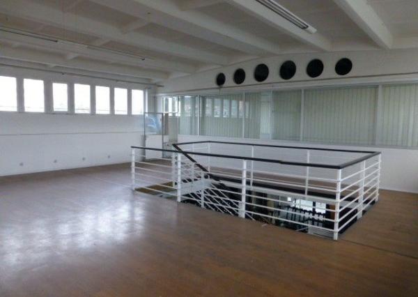 Obchodno-skladový priestor 715 m2 so vstavanou administratívnou časťou.