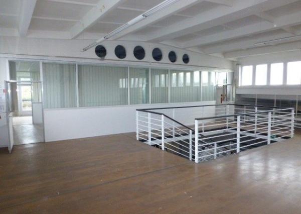 Obchodno-skladový priestor 715 m2 so vstavanou administratívnou časťou.