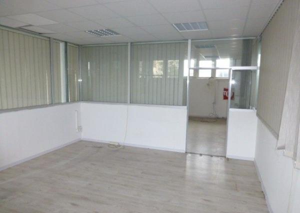 Obchodno-skladový priestor 715 m2 so vstavanou administratívnou časťou.