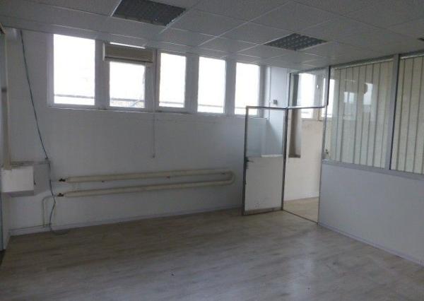 Obchodno-skladový priestor 715 m2 so vstavanou administratívnou časťou.