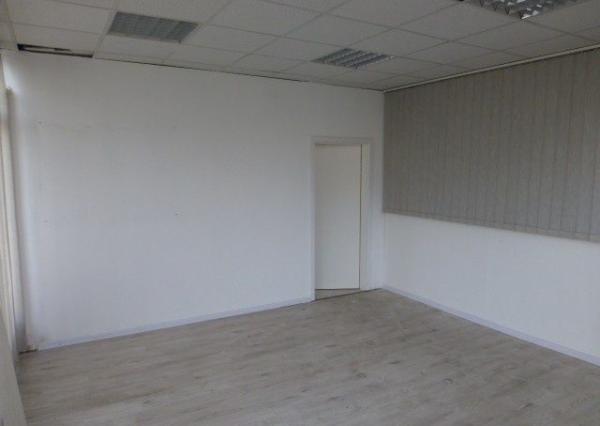 Obchodno-skladový priestor 715 m2 so vstavanou administratívnou časťou.