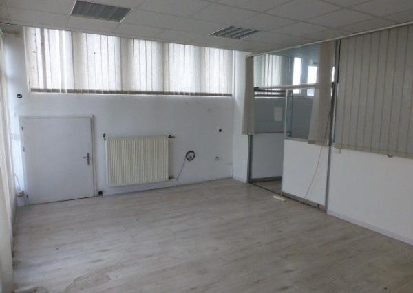 Obchodno-skladový priestor 715 m2 so vstavanou administratívnou časťou.