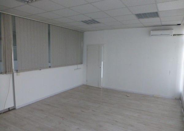 Obchodno-skladový priestor 715 m2 so vstavanou administratívnou časťou.