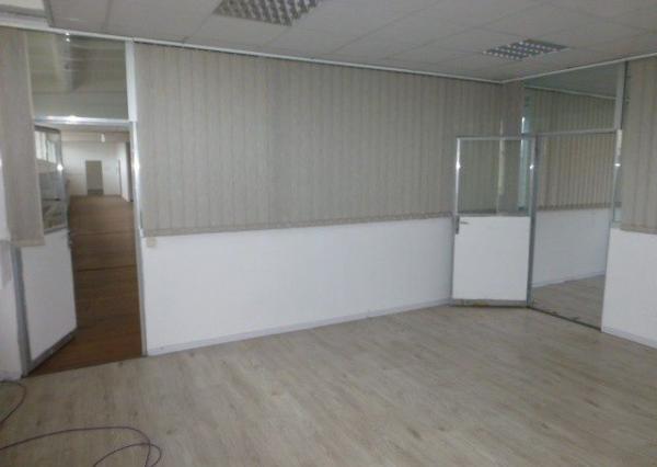 Obchodno-skladový priestor 715 m2 so vstavanou administratívnou časťou.